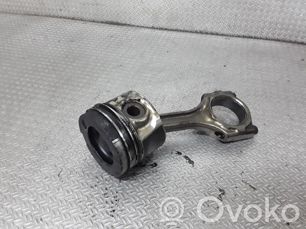 Toyota Avensis T250 Pistón con biela 