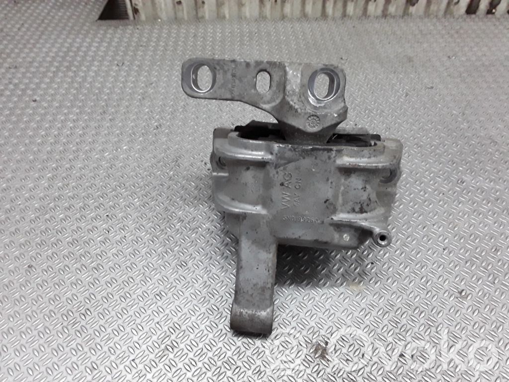 Volkswagen Tiguan Engine mount bracket 