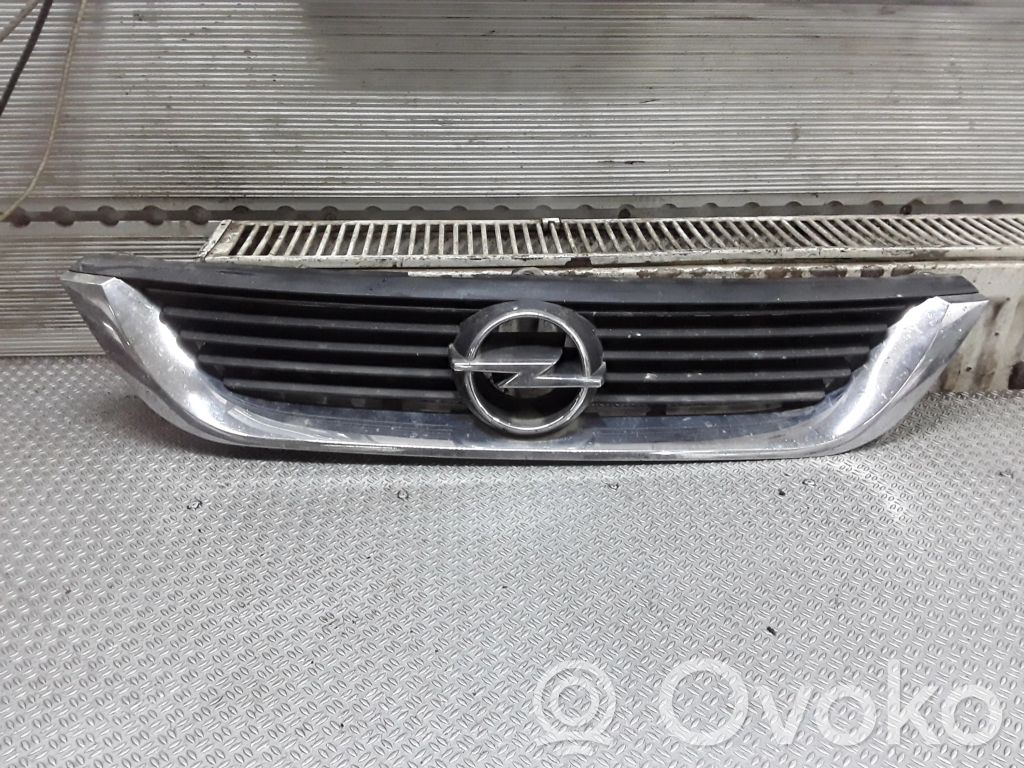 Opel Vectra B Front bumper upper radiator grill 