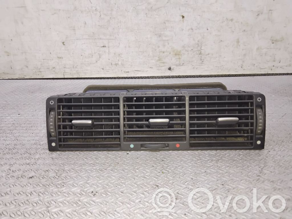 Audi A8 S8 D2 4D Dysze / Kratki środkowego nawiewu deski rozdzielczej 