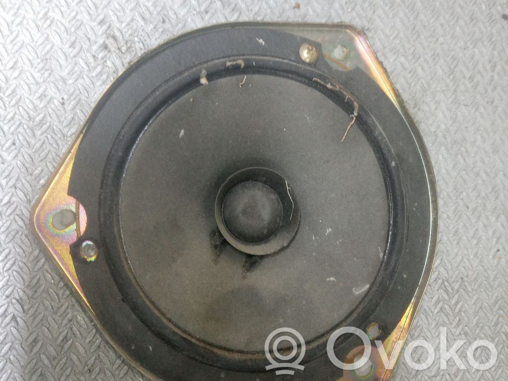 Etuoven kaiutin