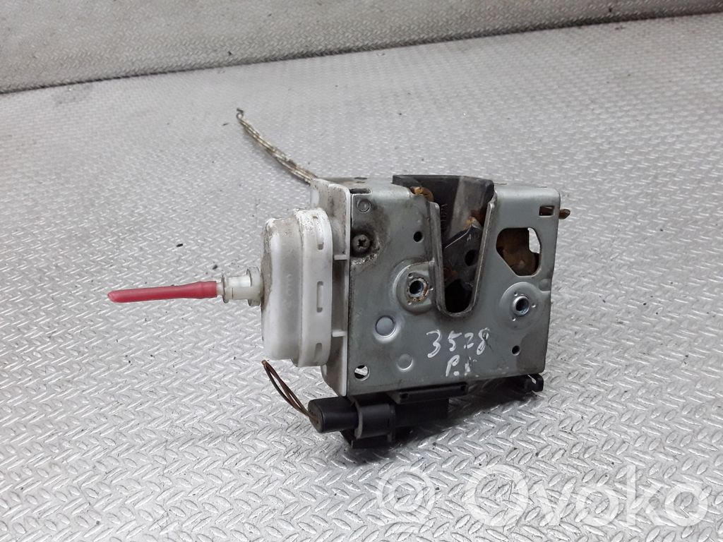 Cerradura de puerta delantera   8D1837015F
