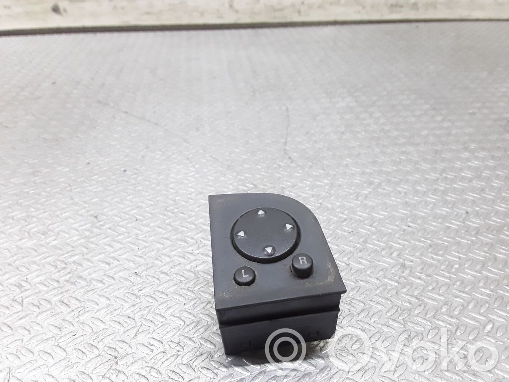 Wing mirror switch   893959565