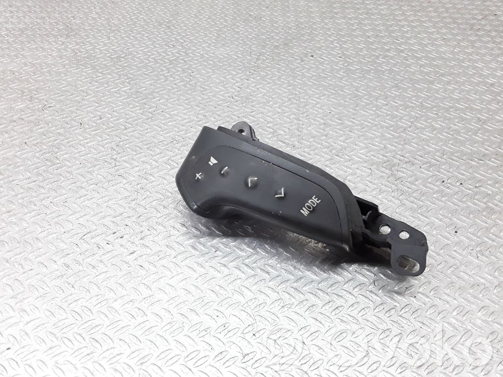 Toyota Avensis T250 Pulsanti/interruttori sul volante