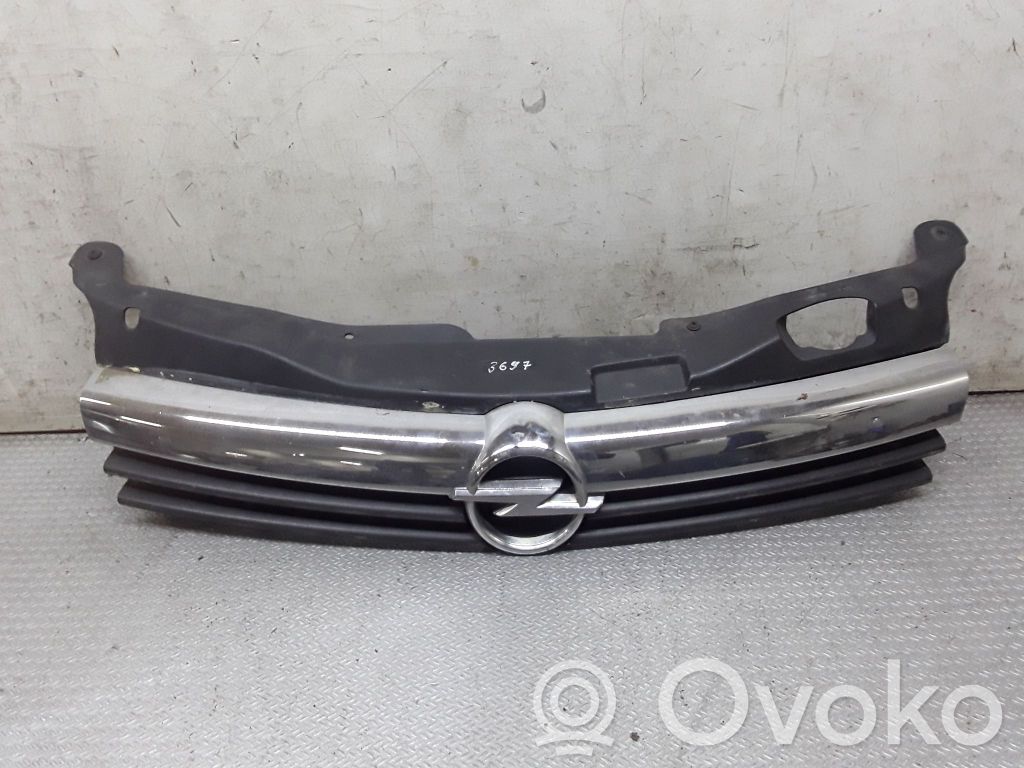 Opel Astra H Etupuskurin ylempi jäähdytinsäleikkö 
