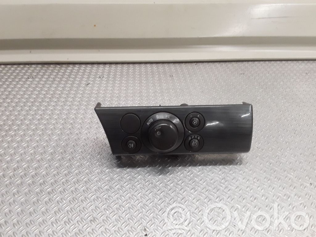 Light switch   13198925