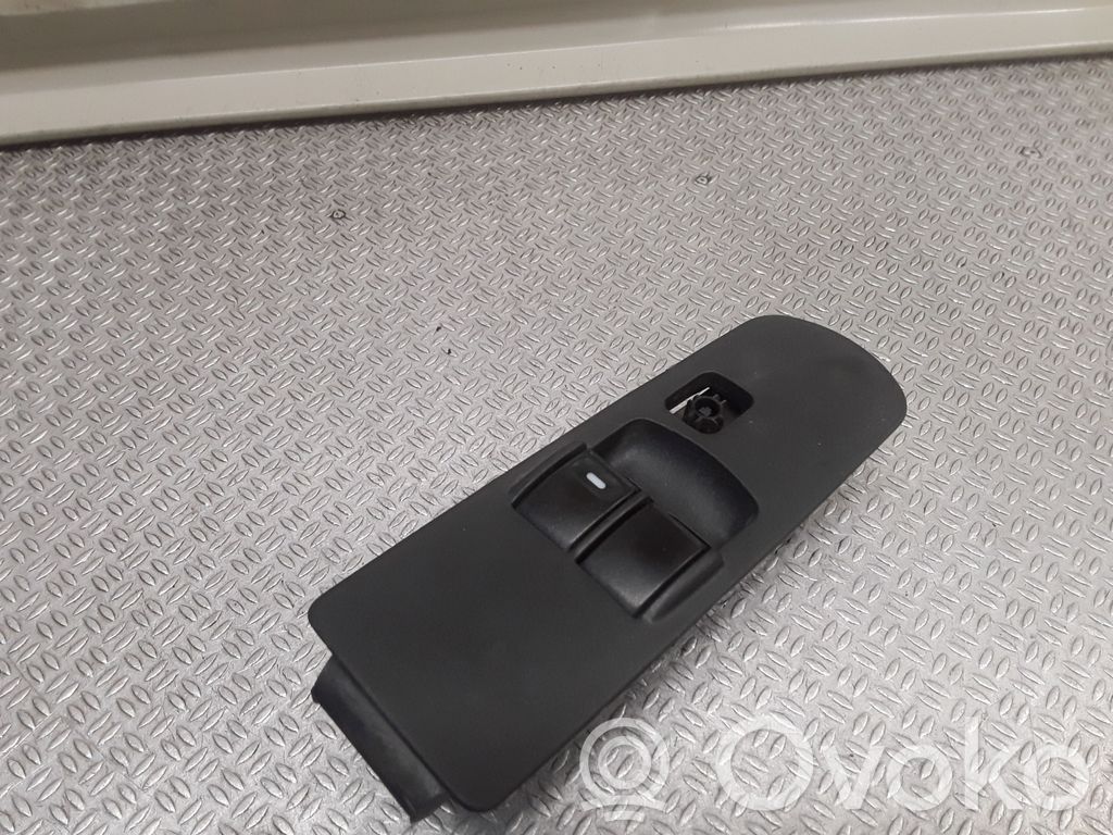 Electric window control switch   MR587959
