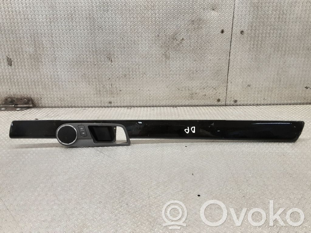 Listón embellecedor de la puerta delantera   3D4867410R