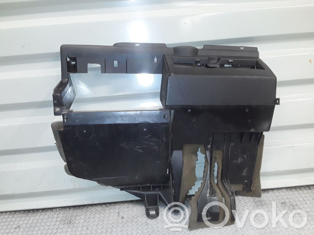Volkswagen Golf II Kojelaudan alempi verhoilu 