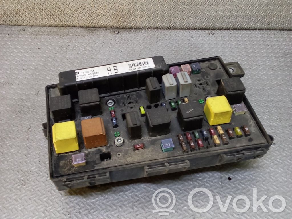 Opel Zafira B Fuse module 