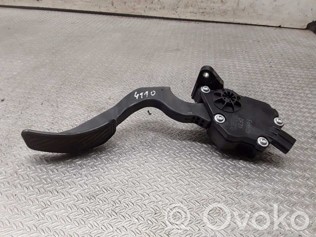Pédale d'accélérateur   K42387410