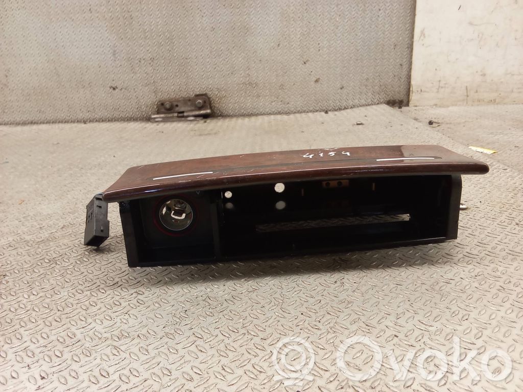 Audi A8 S8 D3 4E Peleninė panelėje 