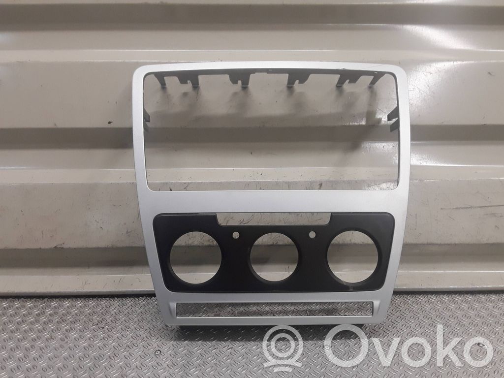 Skoda Octavia Mk2 (1Z) Konsola środkowa / Radio / GPS 