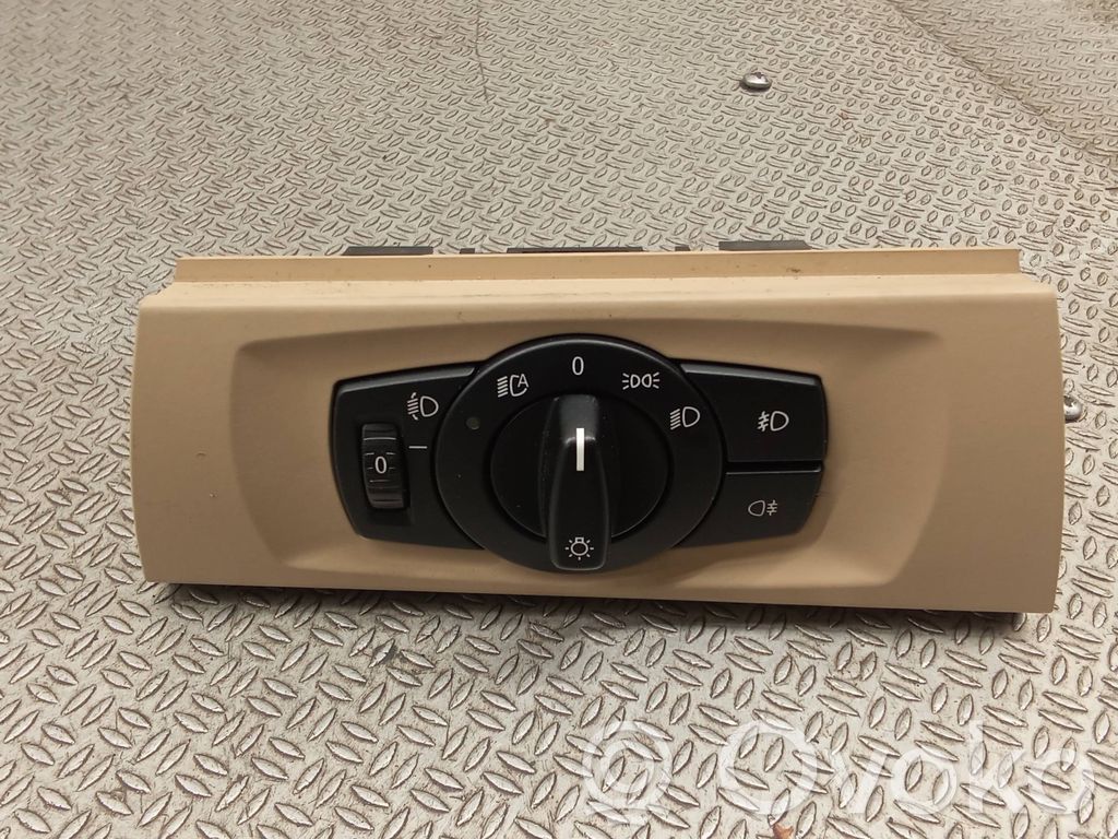 Light switch   6932792
