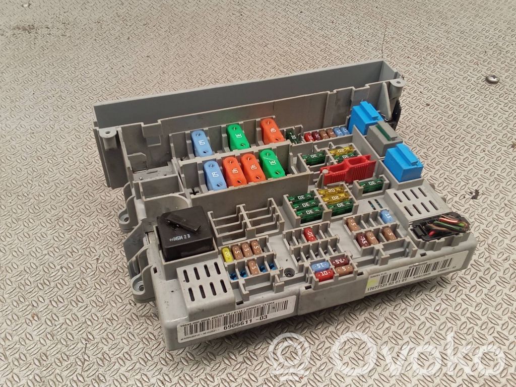 BMW 1 E81 E87 Fuse module 