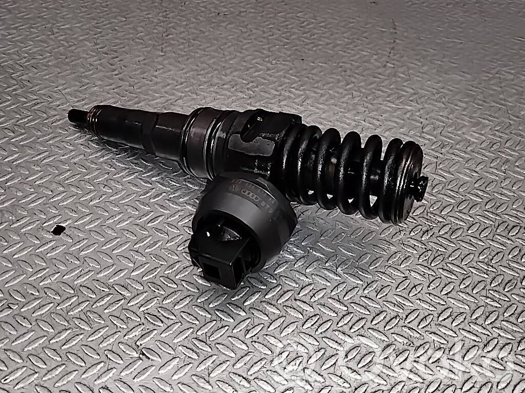 Injecteur de carburant   038130073AG
