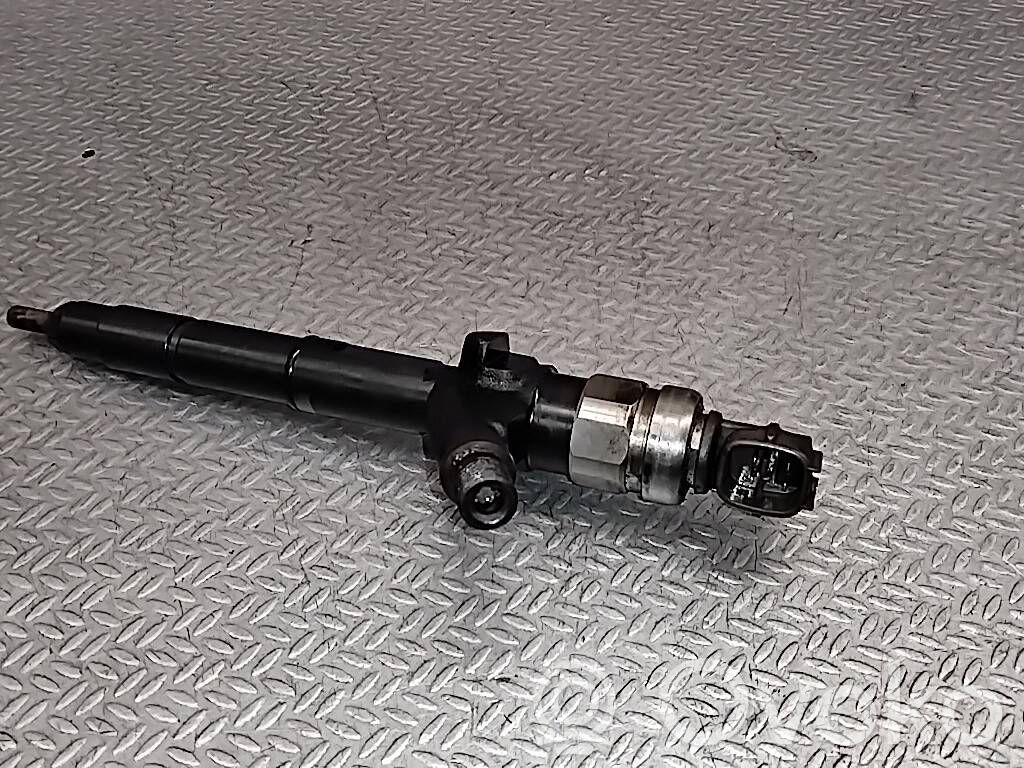 Nissan Almera Tino Inyector de combustible 