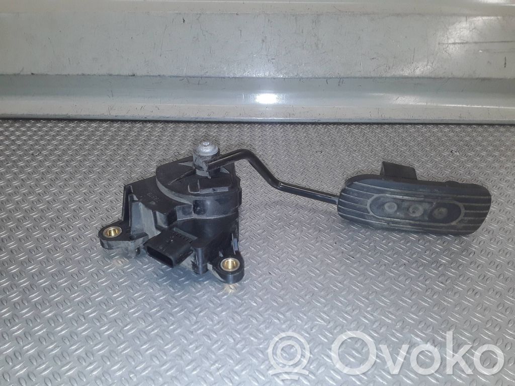 Pedal del acelerador   18002AX700