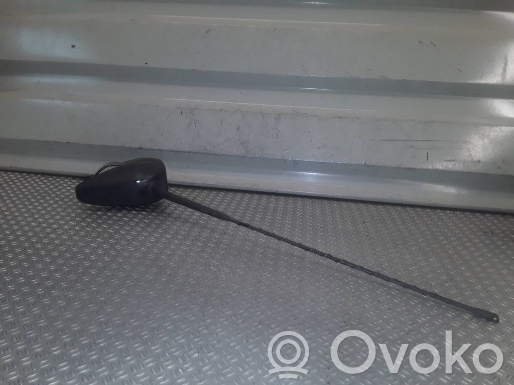 Radio antenna   6925356