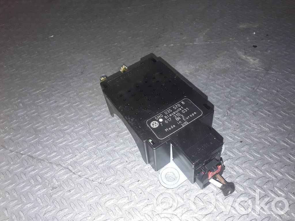 Pystyantennivahvistin   5M0035570B