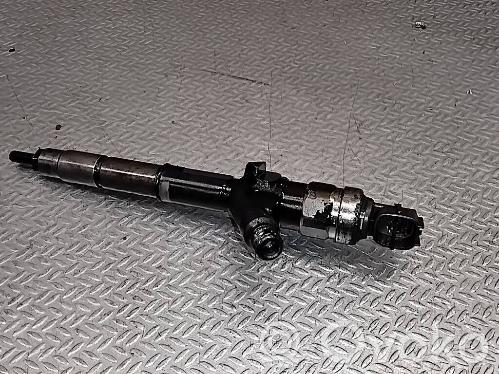 Nissan X-Trail T30 Inyector de combustible 