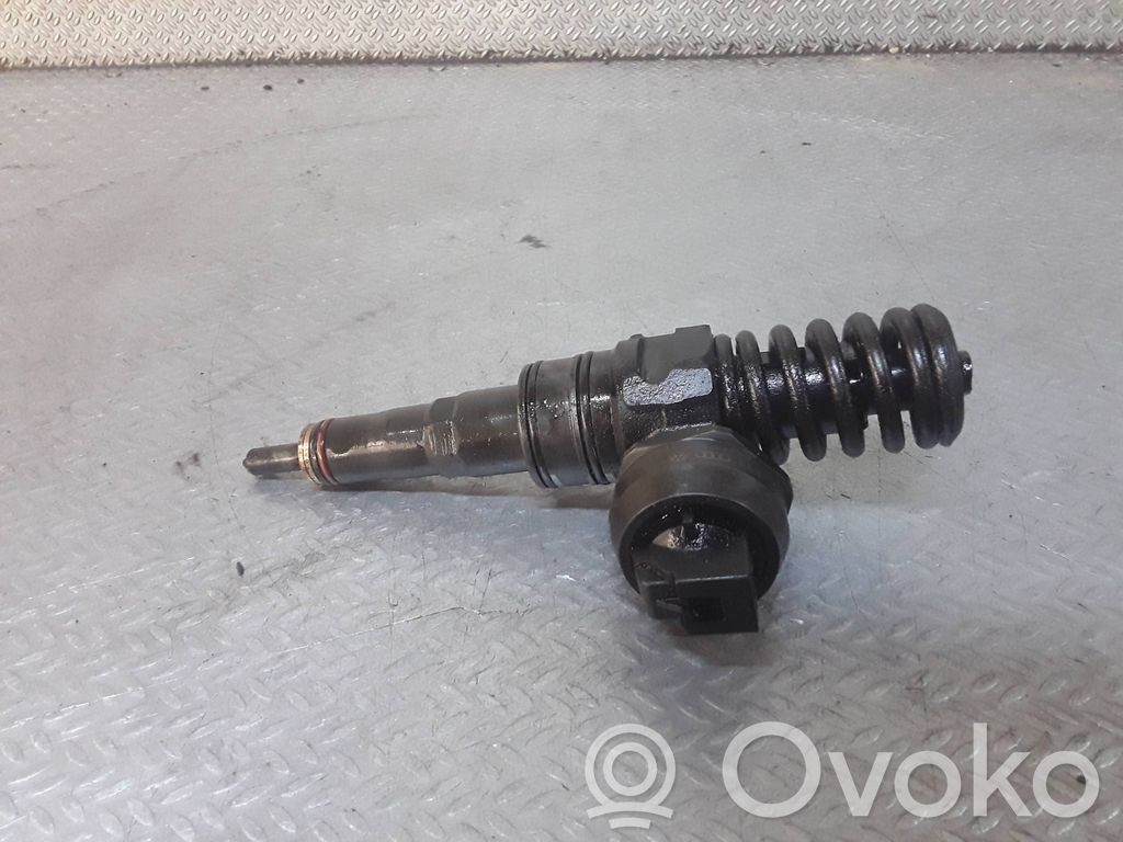 Volkswagen PASSAT B6 Inyector de combustible 