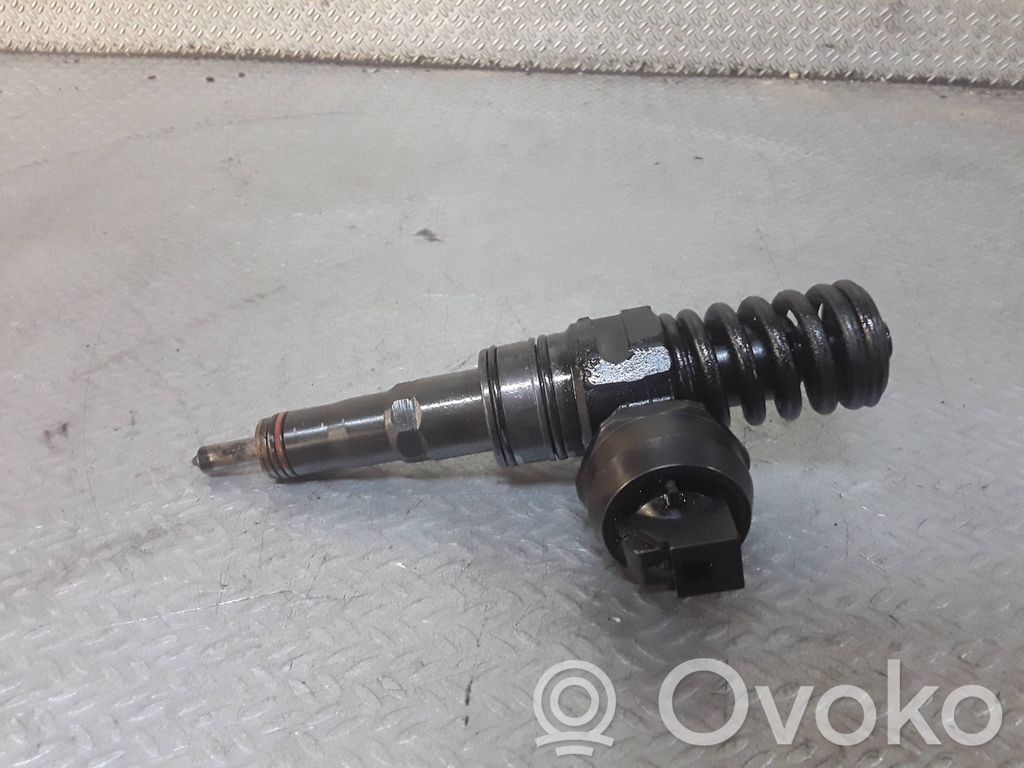 Volkswagen PASSAT B6 Inyector de combustible 