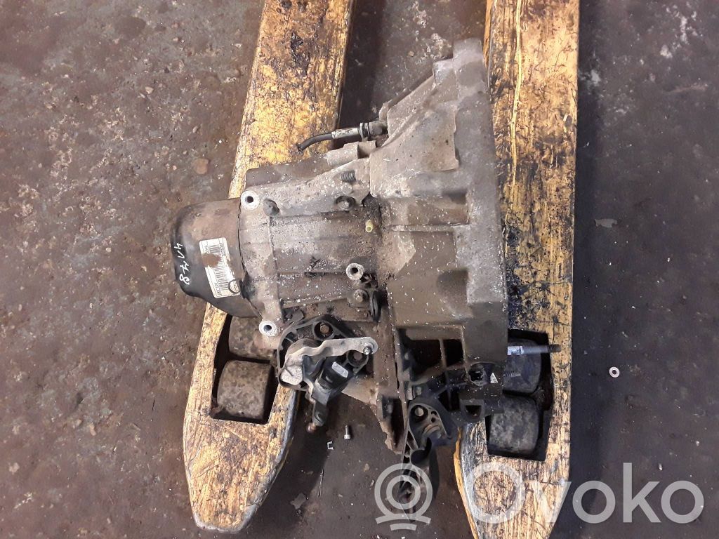 Manual 5 speed gearbox   8200459875,K9GF