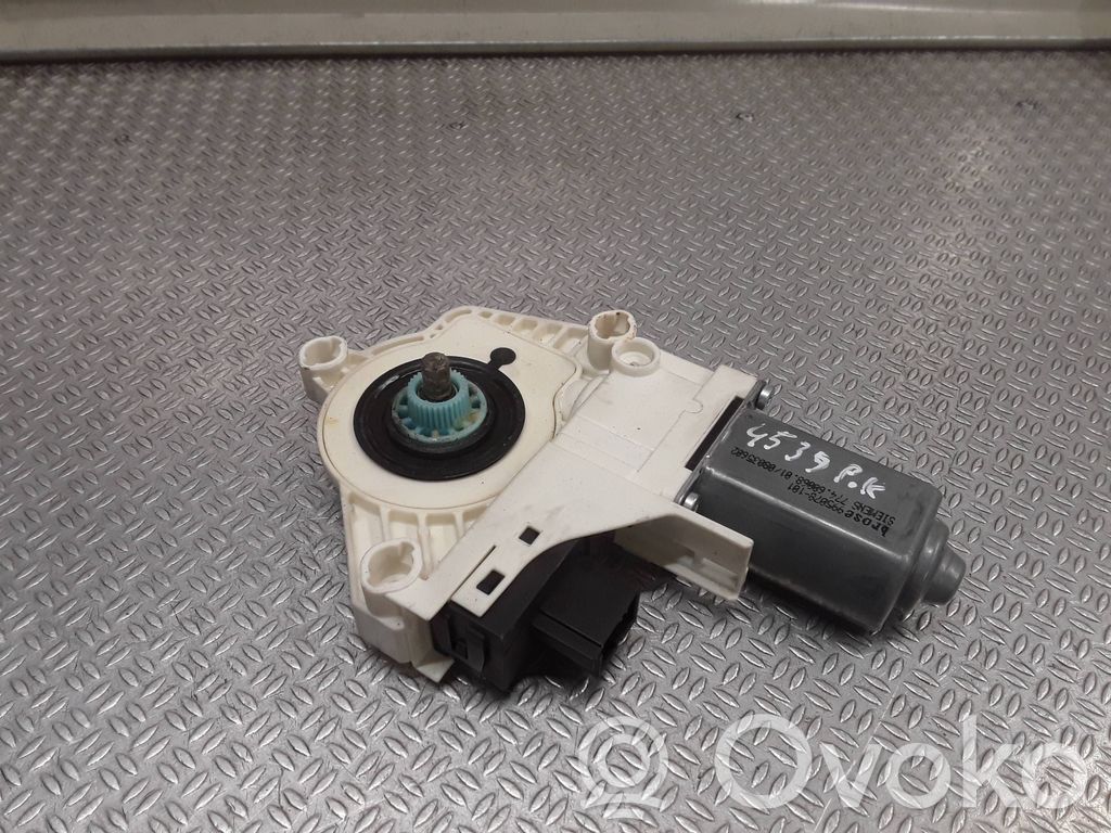 Silnik regulatora szyby drzwi przednich   4F0959801B