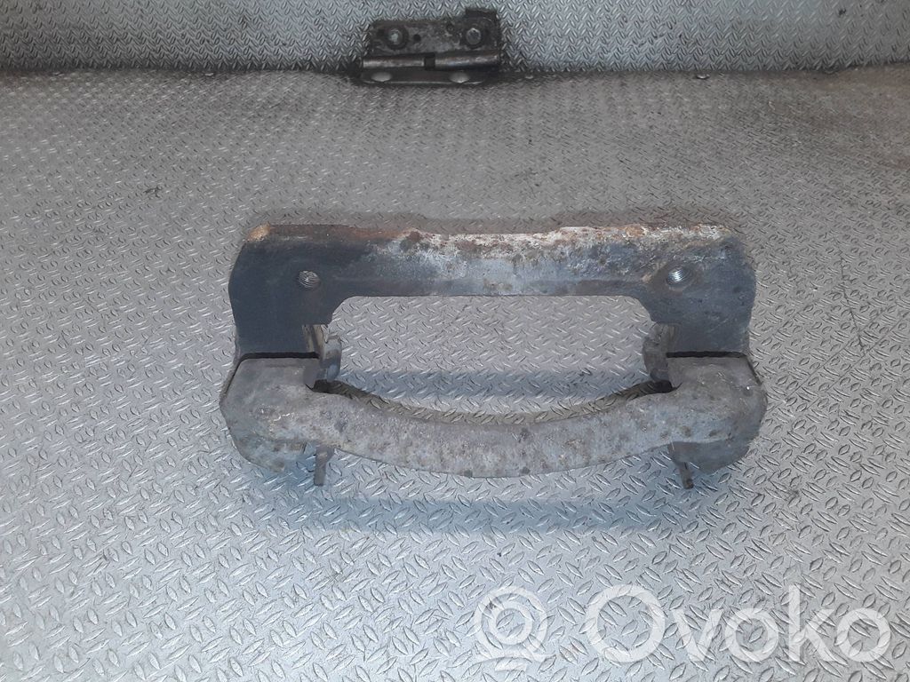 Plaquette / support d'étrier avant