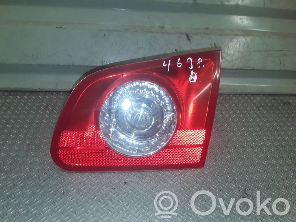 Volkswagen PASSAT B6 Lampă spate în capacul portbagajului 