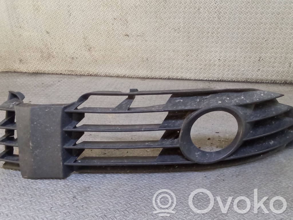 Volkswagen PASSAT B5.5 Kratka dolna zderzaka przedniego 