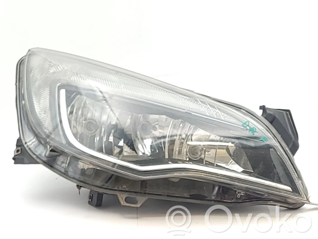 Opel Astra J Lampa przednia 