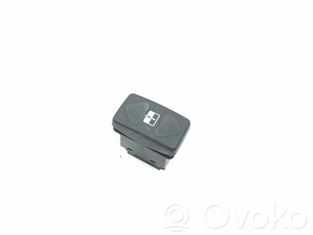 Przycisk otwierania klapy bagażnika   YUF10550LNF,03035103