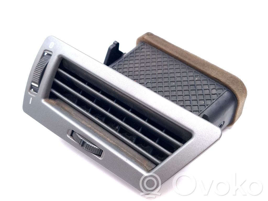 BMW 7 E65 E66 Kojelaudan sivutuuletussuuttimen kehys 