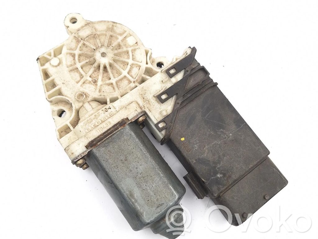 Volkswagen Golf IV Silnik regulatora szyby drzwi przednich 