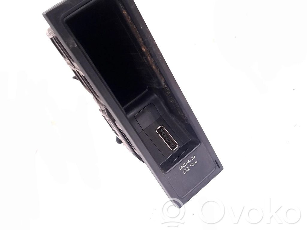 Volkswagen PASSAT B7 Enchufe conector USB 