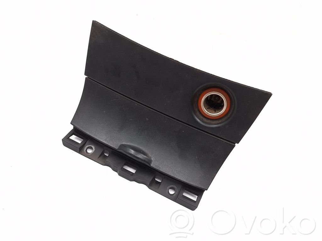 Mazda 3 I Peleninė panelėje 