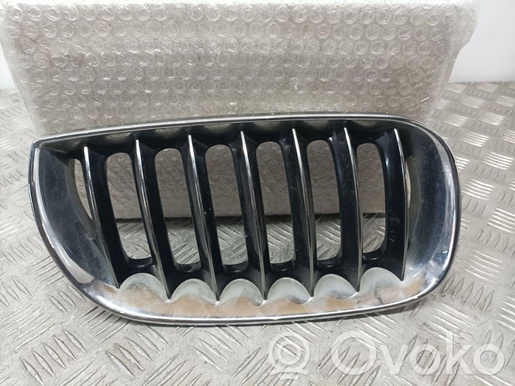 BMW 3 E90 E91 Grotelės priekinės 