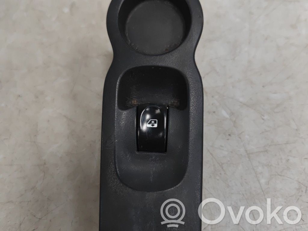 Electric window control switch   8200214936
