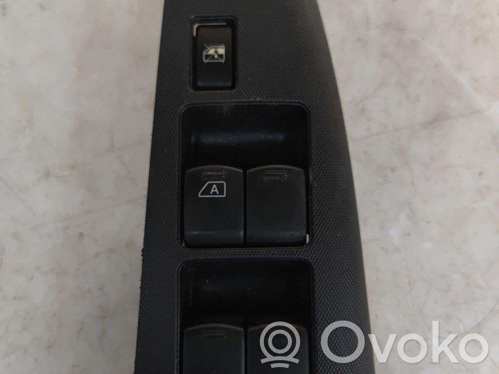 Nissan Note (E11) Electric window control switch 
