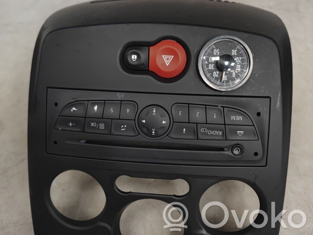 Renault Clio III Panel / Radioodtwarzacz CD/DVD/GPS 