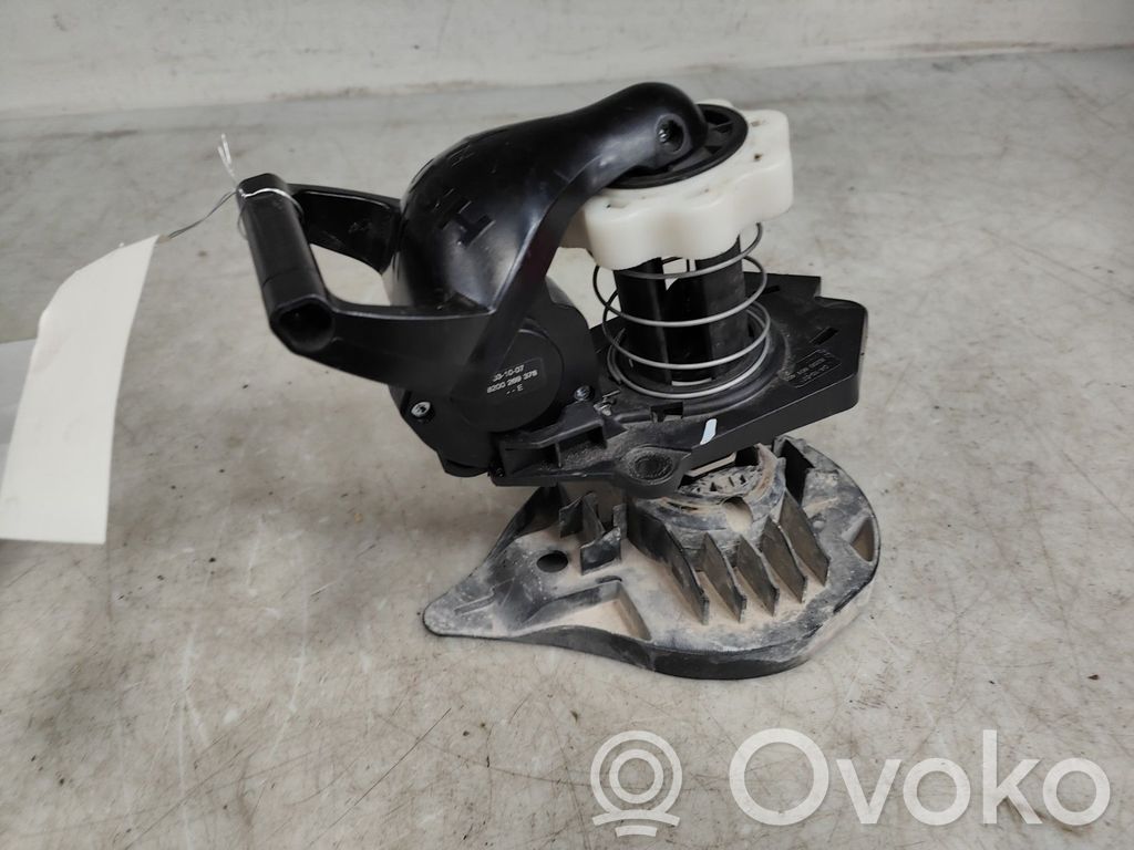 Renault Clio III Spare wheel mounting bracket 