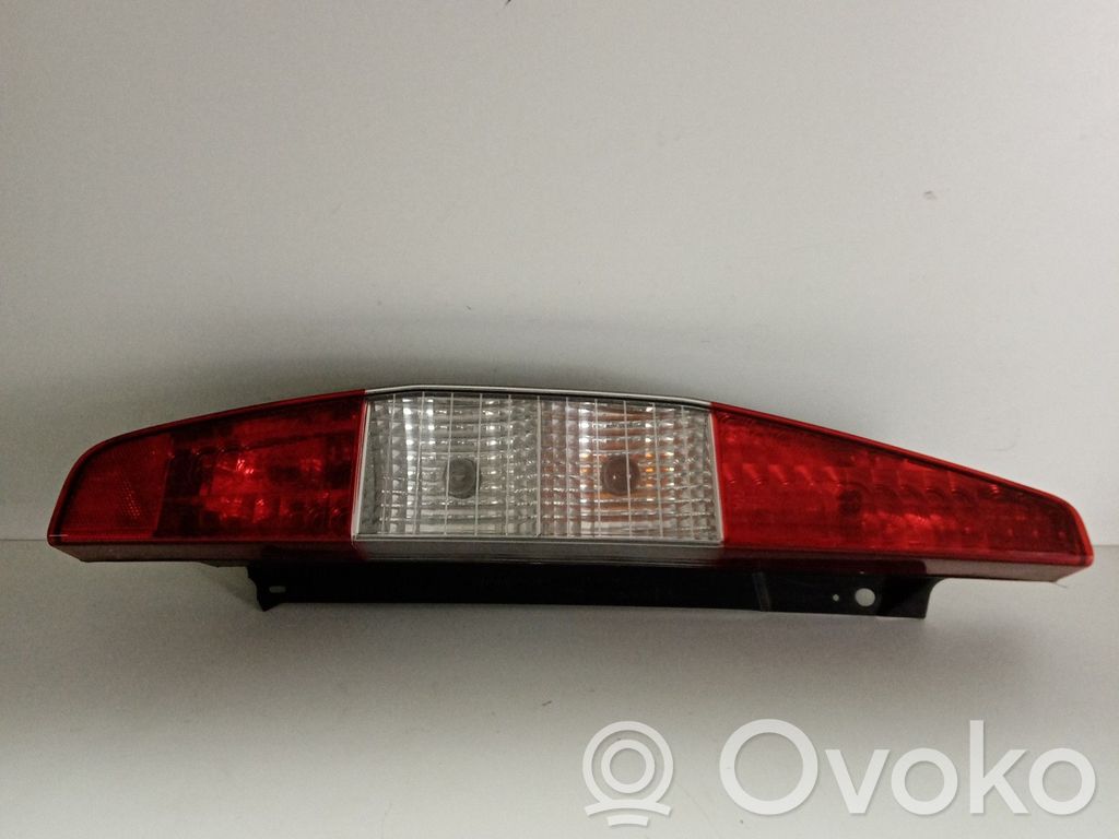 Fiat Doblo Aizmugurējais lukturis pārsegā 