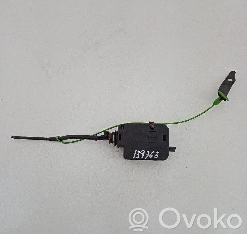 BMW 3 E46 Degalų bako dangtelio spynos varikliukas 