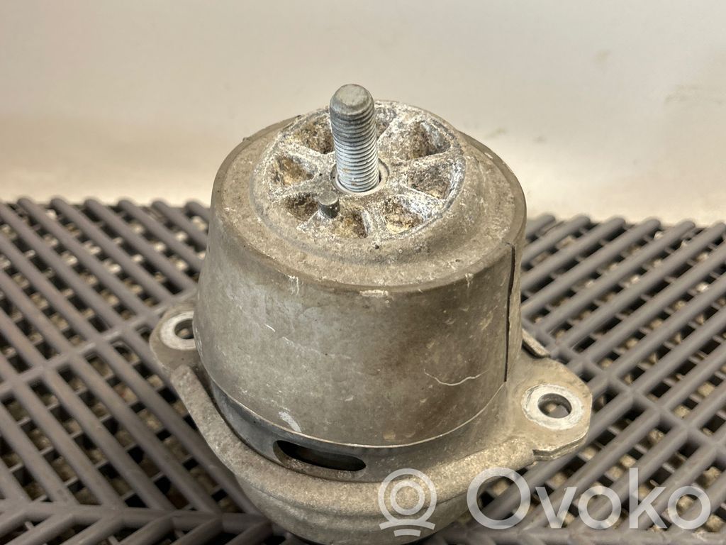 Porsche Cayenne (92A) Engine mount bracket 