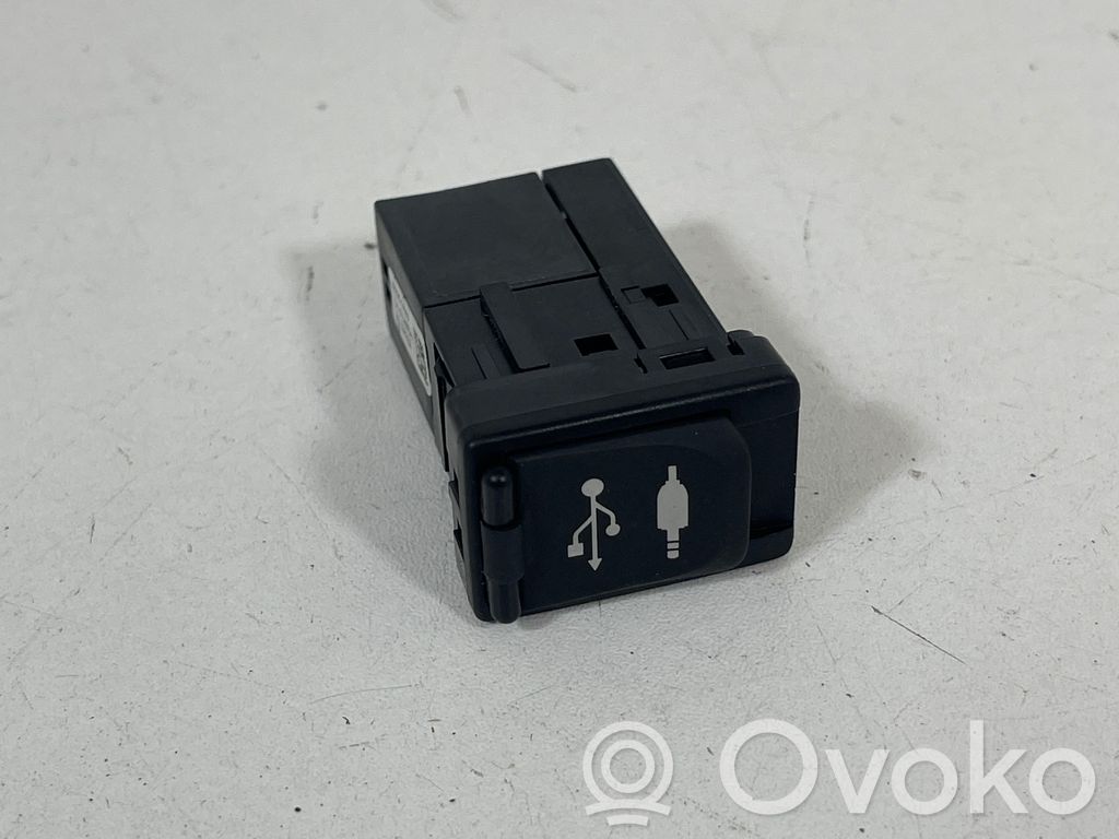 Toyota C-HR I Enchufe conector USB 
