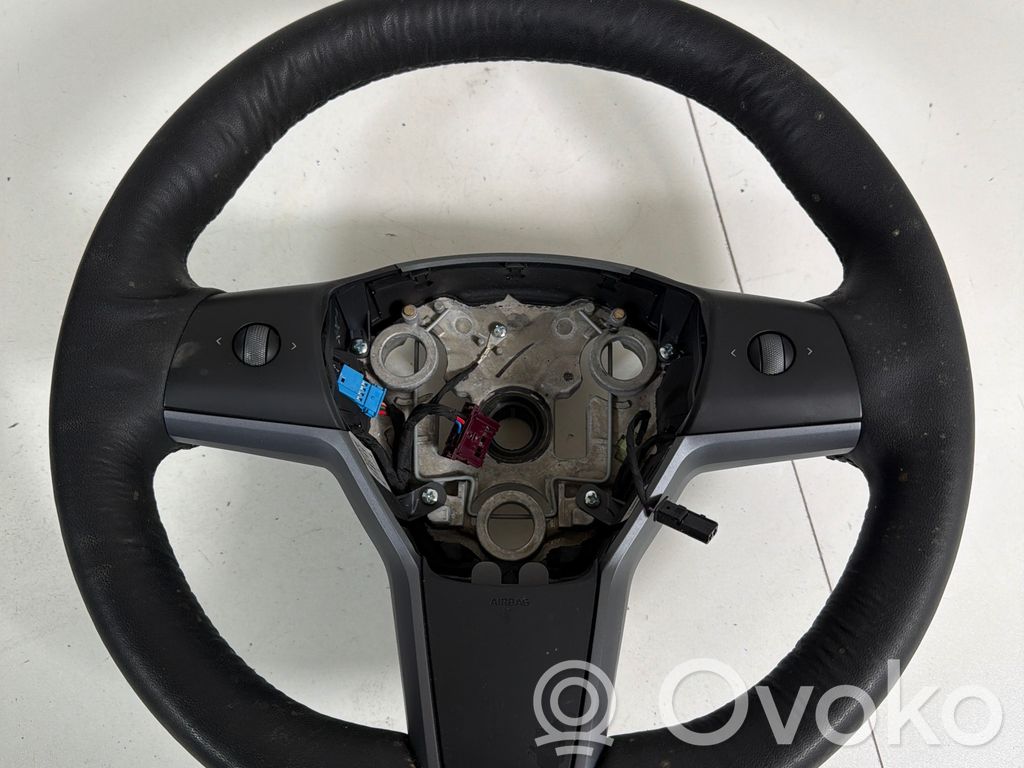 Tesla Model Y Stūre 