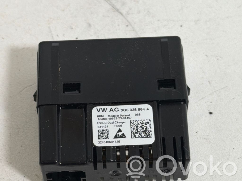 Skoda Octavia Mk4 USB socket connector 