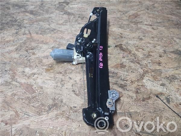 Rear window lifting mechanism without motor